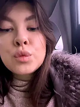 Snapshot of HannaJohnson chatting on 11.13.25 HannaJohnson online show from 11.13.25