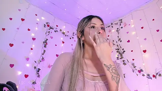 Snapshot of elizabeth_jiing chatting on 03.08.25 elizabeth jiing online show from 03.08.25