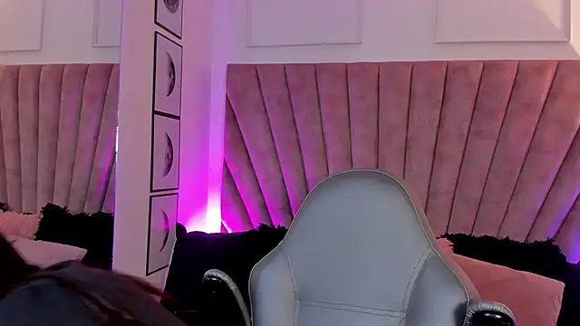 Snapshot of LunaSotto chatting on 10.11.25 LunaSotto online show from 10.11.25