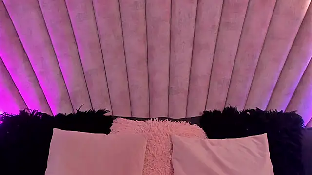 Snapshot of LunaSotto chatting on 10.24.25 LunaSotto online show from 10.24.25