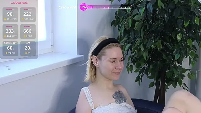 Snapshot of EmmaGallen chatting on 10.14.25 EmmaGallen online show from 10.14.25