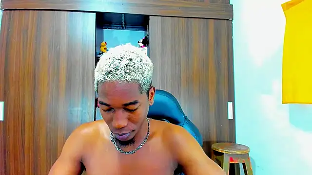 Snapshot of Dreamastercum_ chatting on 10.21.25 Dreamastercum online show from 10.21.25