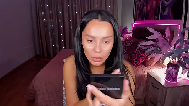 Snapshot of DanaSincere chatting on 10.13.25 DanaSincere online show from 10.13.25