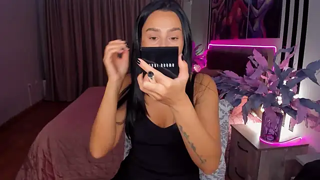 Snapshot of DanaSincere chatting on 10.24.25 DanaSincere online show from 10.24.25