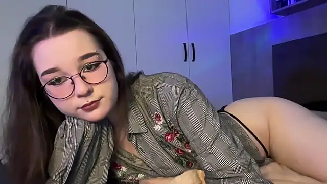 Snapshot of BeeBlossom chatting on 03.22.25 BeeBlossom online show from 03.22.25