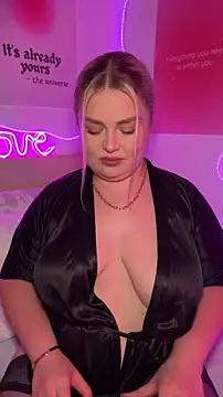 Snapshot of April_Vancee chatting on 06.26.26 April Vancee online show from 06.26.26