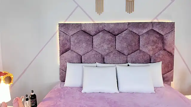 Snapshot of aurora_collinss_ chatting on 10.23.25 aurora collinss online show from 10.23.25