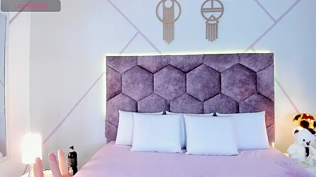 Snapshot of aurora_collinss_ chatting on 10.30.25 aurora collinss online show from 10.30.25