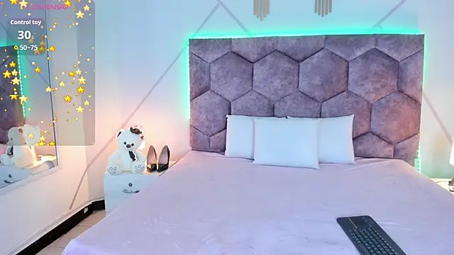 aurora collinss  online show from 12.19.25