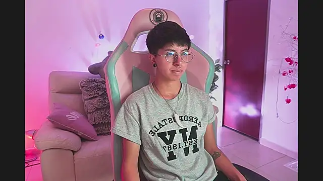 Snapshot of tommy_blue chatting on 10.01.25 tommy blue online show from 10.01.25