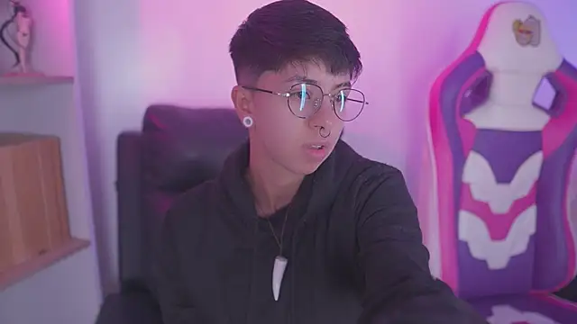 Snapshot of tommy_blue chatting on 10.10.25 tommy blue online show from 10.10.25