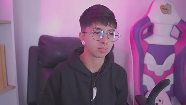 Snapshot of tommy_blue chatting on 10.11.25 tommy blue online show from 10.11.25