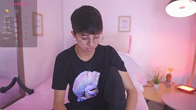 Snapshot of tommy_blue chatting on 10.27.25 tommy blue online show from 10.27.25