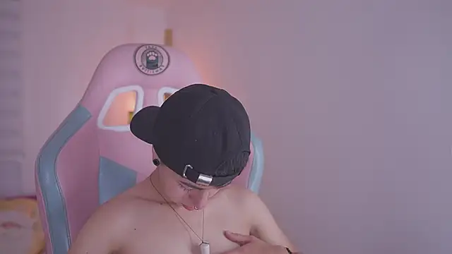 Snapshot of tommy_blue chatting on 11.24.25 tommy blue online show from 11.24.25