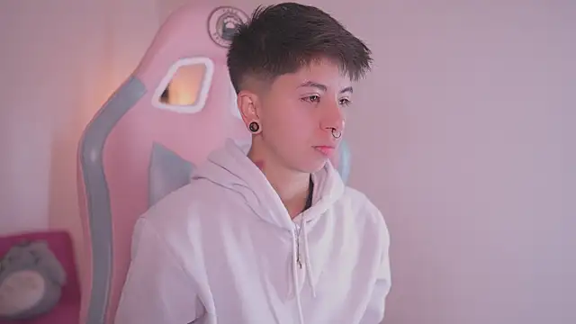 Snapshot of tommy_blue chatting on 11.26.25 tommy blue online show from 11.26.25