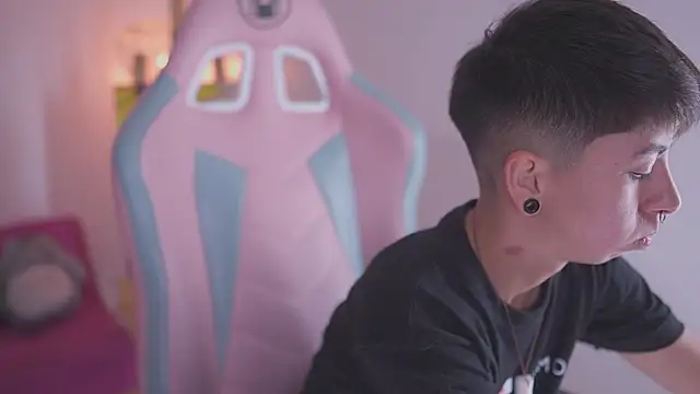 Snapshot of tommy_blue chatting on 11.27.25 tommy blue online show from 11.27.25