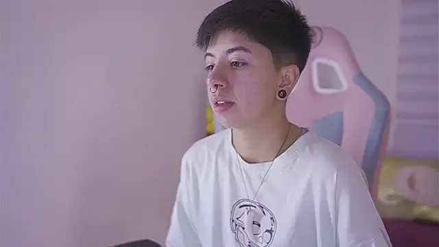 Snapshot of tommy_blue chatting on 12.03.25 tommy blue online show from 12.03.25