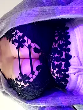 Snapshot of BellyDancer1 chatting on 11.18.25 BellyDancer1 online show from 11.18.25