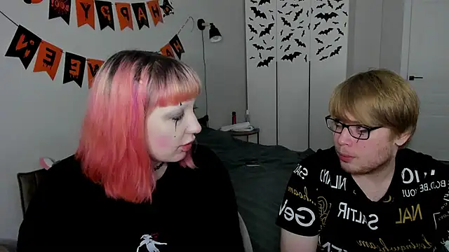 Snapshot of JayMollyy chatting on 10.31.25 JayMollyy online show from 10.31.25