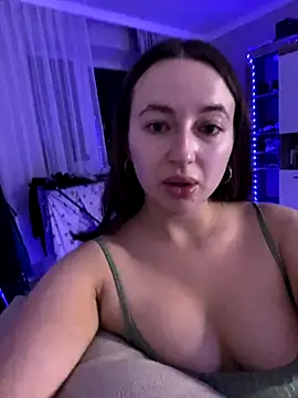 Snapshot of AlisaQSky chatting on 10.14.25 AlisaQSky online show from 10.14.25