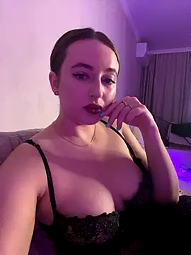 Snapshot of AlisaQSky chatting on 10.25.25 AlisaQSky online show from 10.25.25