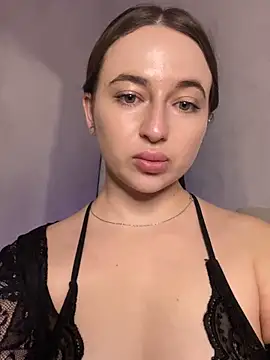 Snapshot of AlisaQSky chatting on 10.27.25 AlisaQSky online show from 10.27.25