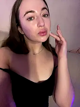 Snapshot of AlisaQSky chatting on 11.11.25 AlisaQSky online show from 11.11.25