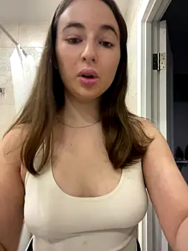 Snapshot of AlisaQSky chatting on 11.18.25 AlisaQSky online show from 11.18.25