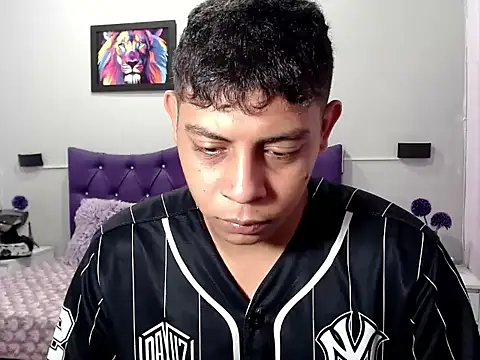 Snapshot of Alejandroo_22 chatting on 10.27.25 Alejandroo 22 online show from 10.27.25