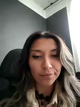 Snapshot of Isabella_Varella chatting on 03.10.25 Isabella Varella online show from 03.10.25