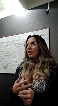 Snapshot of Isabella_Varella chatting on 03.11.25 Isabella Varella online show from 03.11.25