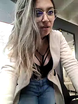 Snapshot of Isabella_Varella chatting on 03.20.25 Isabella Varella online show from 03.20.25