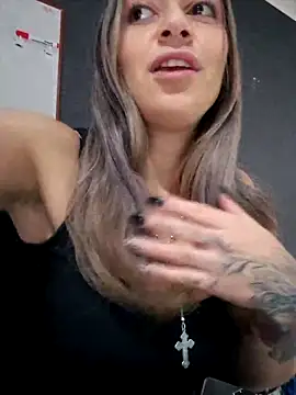 Snapshot of Isabella_Varella chatting on 10.20.25 Isabella Varella online show from 10.20.25