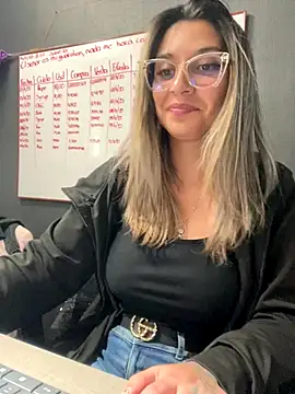 Snapshot of Isabella_Varella chatting on 11.15.25 Isabella Varella online show from 11.15.25