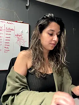 Snapshot of Isabella_Varella chatting on 11.17.25 Isabella Varella online show from 11.17.25