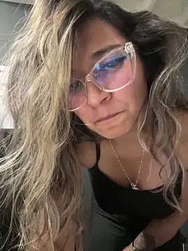 Snapshot of Isabella_Varella chatting on 11.18.25 Isabella Varella online show from 11.18.25