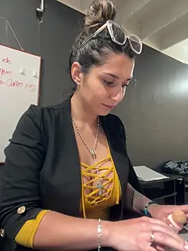 Snapshot of Isabella_Varella chatting on 11.20.25 Isabella Varella online show from 11.20.25