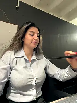 Snapshot of Isabella_Varella chatting on 12.01.25 Isabella Varella online show from 12.01.25