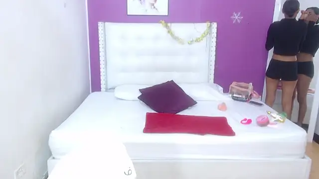 tiny sarah1 online show from 03.18.25