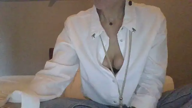 Snapshot of Valentinette chatting on 02.01.26 Valentinette online show from 02.01.26