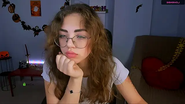 Snapshot of kiki_swan chatting on 10.28.25 kiki swan online show from 10.28.25