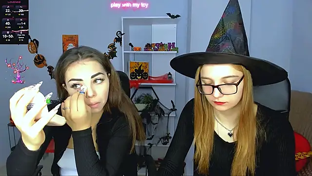 Snapshot of kiki_swan chatting on 10.31.25 kiki swan online show from 10.31.25