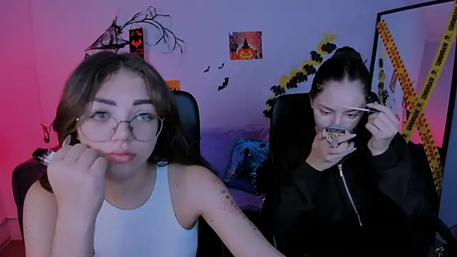 Snapshot of kiki_swan chatting on 11.04.25 kiki swan online show from 11.04.25