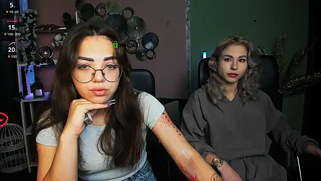 Snapshot of kiki_swan chatting on 11.25.25 kiki swan online show from 11.25.25