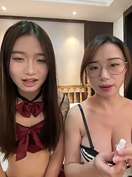 Snapshot of TOP_yoyo chatting on 11.23.25 TOP yoyo online show from 11.23.25