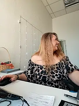 Juicy PeachLux online show from 10.08.25