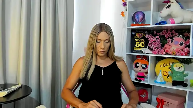 Snapshot of davinaclaire chatting on 07.17.26 davinaclaire online show from 07.17.26
