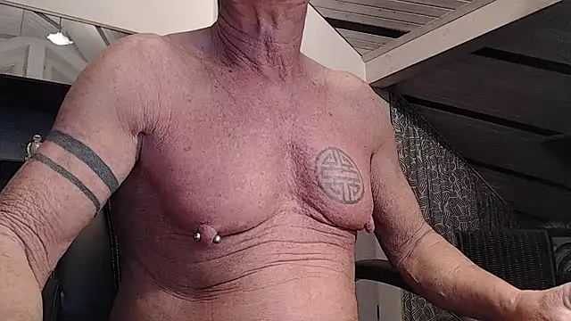 Snapshot of munichrubber chatting on 10.23.25 munichrubber online show from 10.23.25