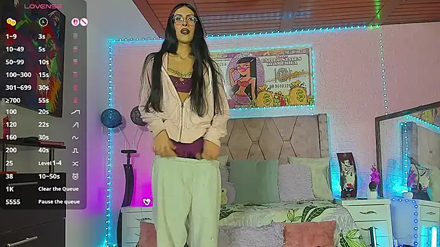 Snapshot of verodaza chatting on 11.18.25 verodaza online show from 11.18.25