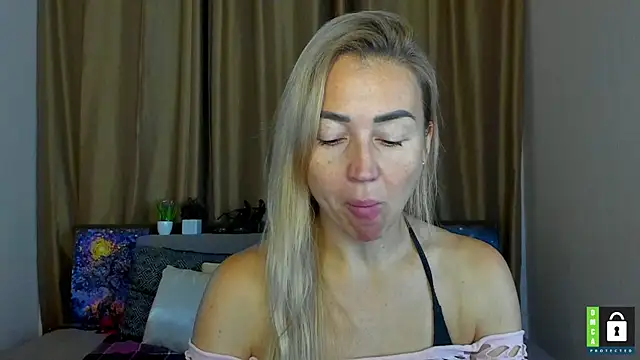 Snapshot of Kiss_julli88I chatting on 10.18.25 Kiss julli88I online show from 10.18.25